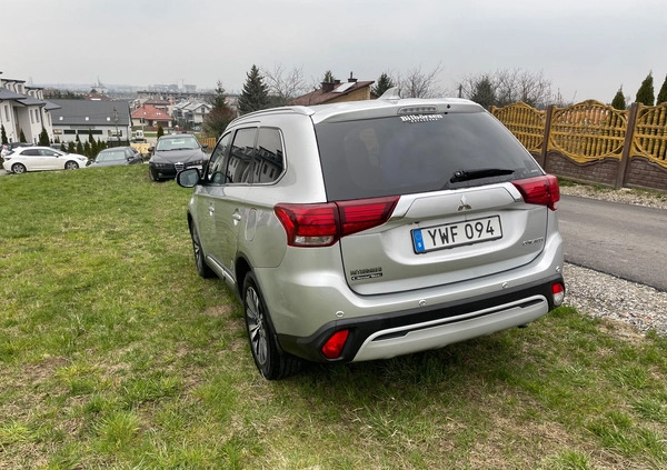 Mitsubishi Outlander cena 73000 przebieg: 136000, rok produkcji 2019 z Rzeszów małe 232